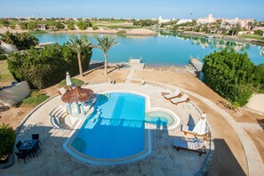 Outdoor pool, pool umbrellas, sun loungers - Stunning Golf Villa in El Gouna (El Gouna)