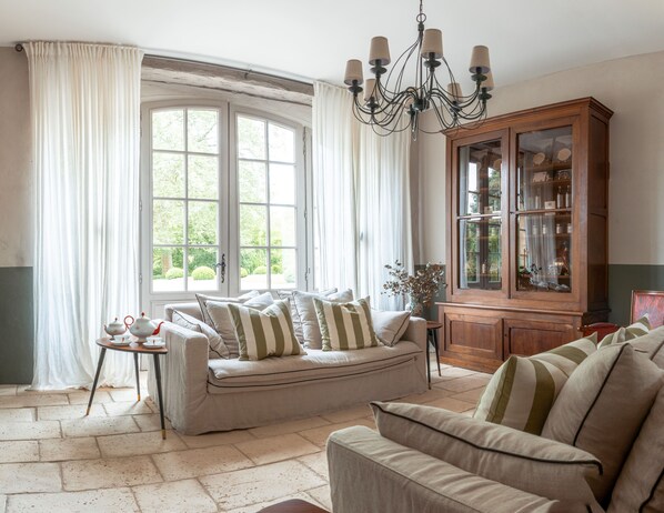 TV, fireplace, ping pong, books