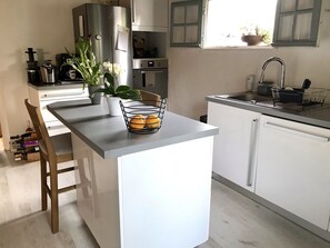 Fridge, oven, stovetop, dishwasher - Superbe Appartement Avec Jardin (La Seyne sur mer)
