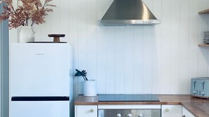 Dishwasher, coffee/tea maker, kitchen islands