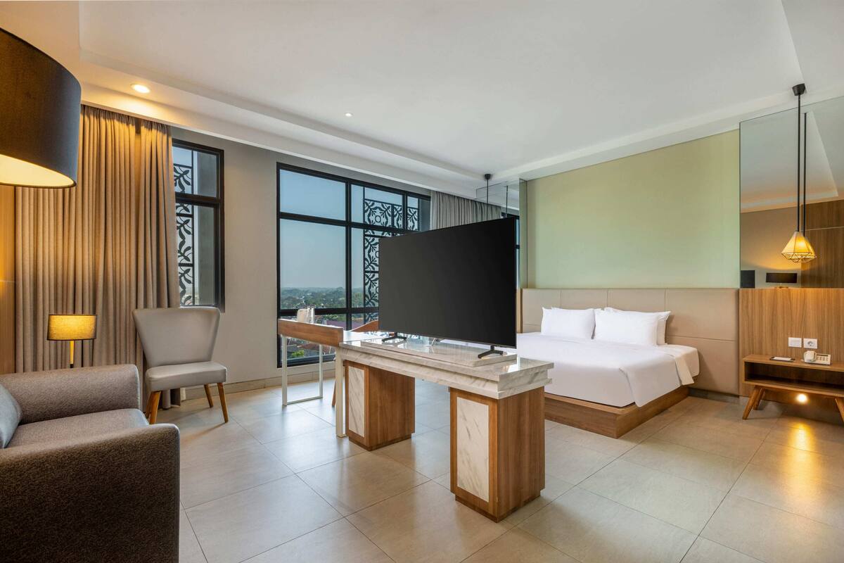Junior Suite Room King | Escritorio, tabla de planchar con plancha, wifi gratis y ropa de cama 