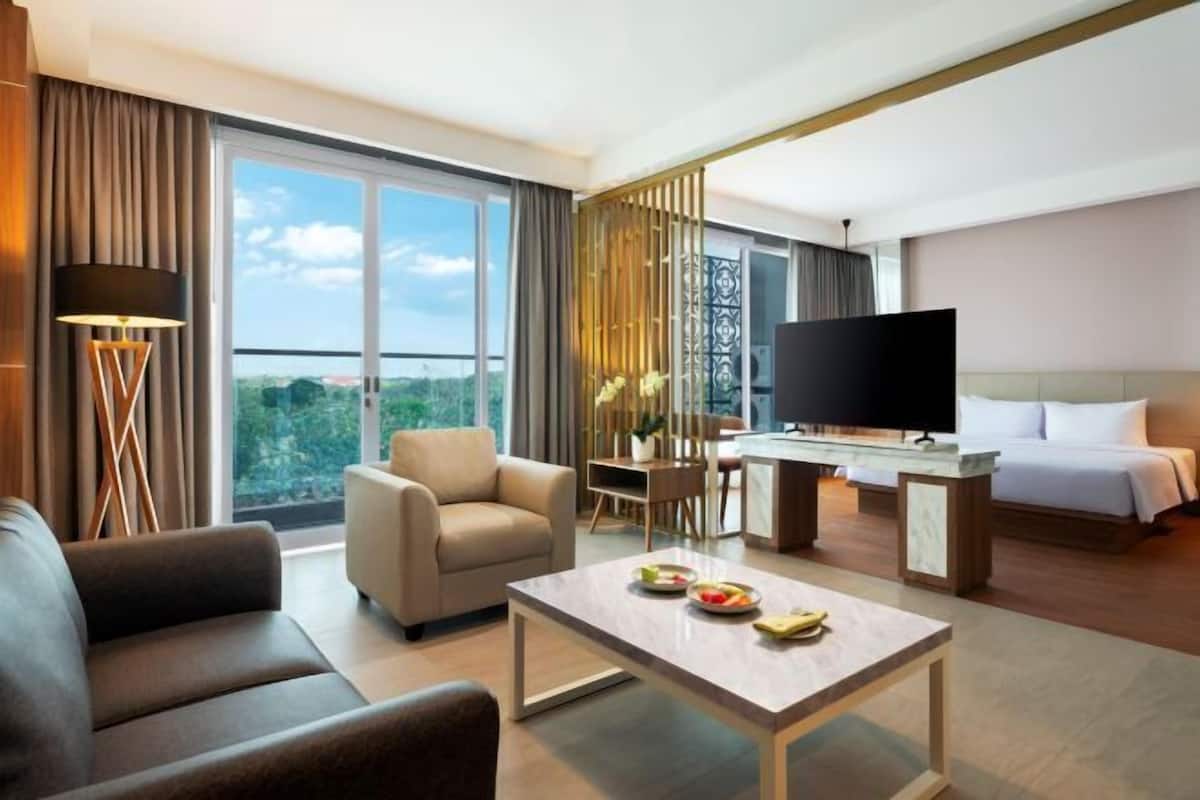 Living area | 42-inch TV with cable channels