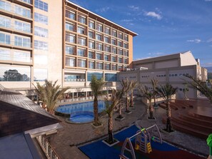 Una piscina al aire libre