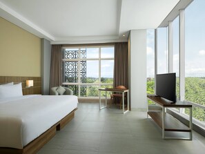 Deluxe Executive Room Hollywood | Escritorio, tabla de planchar con plancha, wifi gratis y ropa de cama