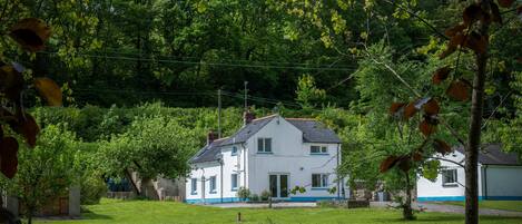 Vista frontal de la propiedad