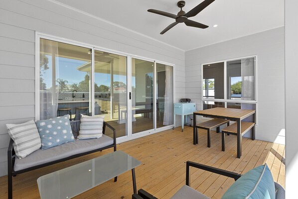 Outdoor dining - Tailem Retreat (Tailem Bend)