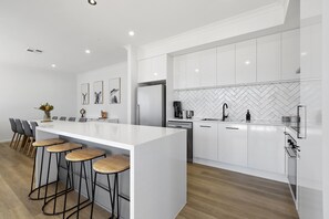 Fridge, microwave, oven, dishwasher - Tailem Retreat (Tailem Bend)