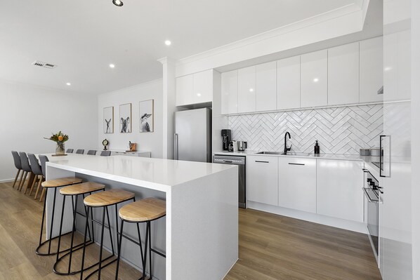 Refrigerador, microondas, horno y lavavajillas 