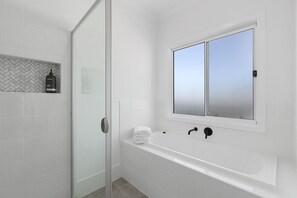 Bathtub, towels, soap, toilet paper - Tailem Retreat  (Tailem Bend)