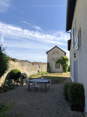 Outdoor dining - Grande Maison Familiale à Proximité de Nuits-st-georges et de la Route des Vins (Quincey)