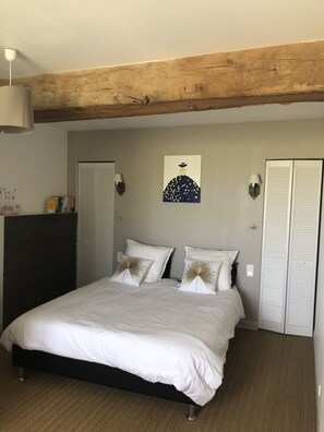 5 slaapkamers, een strijkplank/strijkijzer, gratis wifi, beddengoed