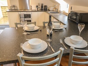 Cottage | Private kitchen | Fridge, electric kettle, toaster, cookware/dishes/utensils - Woodlands (Keighley)