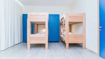 Dormitorio compartido Confort, solo para mujeres | Espacio para trabajar con laptop, wifi gratis y ropa de cama