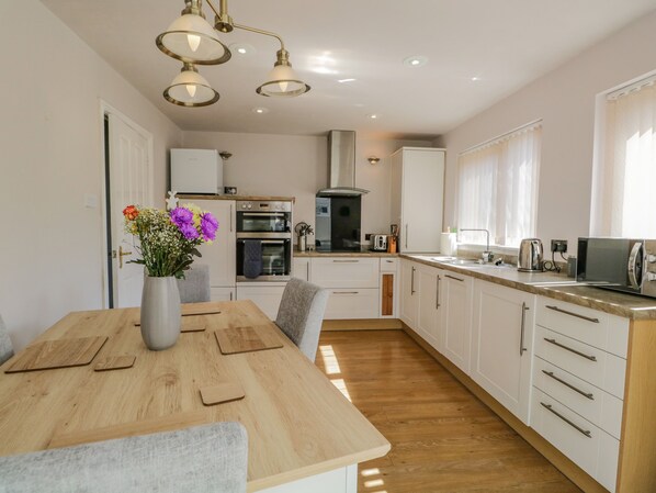 Casa de campo | Cocina privada | Refrigerador, lavavajillas, tetera eléctrica y tostadora