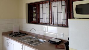 Réfrigérateur, micro-ondes, plaque de cuisson, cafetière/bouilloire