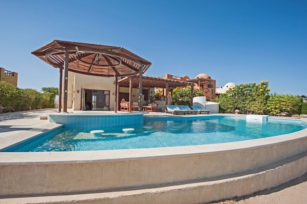 Una piscina al aire libre