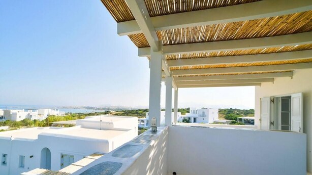 A balcony with a view of the sea and buildings. - Coral Villa With 4 Bedrooms in Paros (Paros)