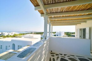 A balcony with a view of the sea and buildings. - Coral Villa With 4 Bedrooms in Paros (Paros)