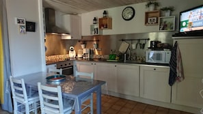 Fridge, microwave, oven, dishwasher - Maison 8 Personnes Dans une Résidence au Calme (Moliets-et-Maa)