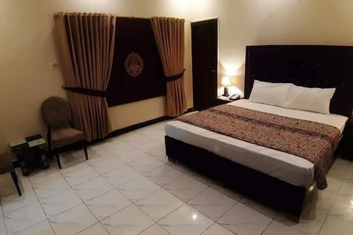 deluxe room | laptop workspace, free wifi