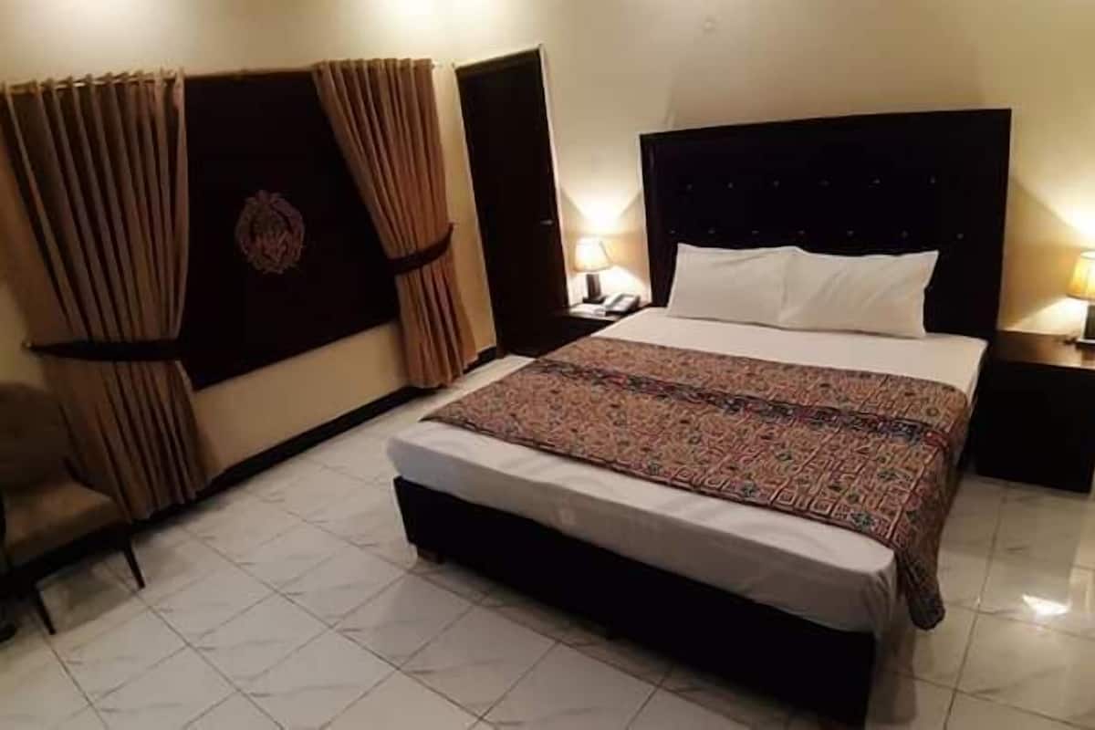 laptop workspace, free wifi