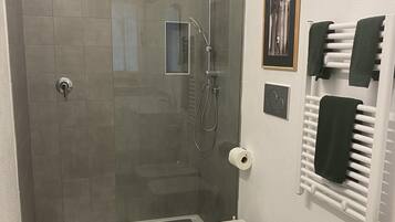 Doccia, asciugacapelli, bidet, asciugamani