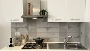 Fridge, oven, stovetop, coffee/tea maker
