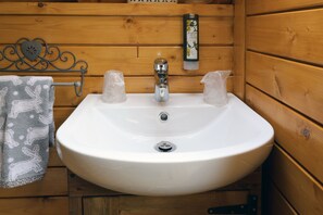 Cabaña, 1 habitación (The Burrow) | Baño | Regadera, amenidades de baño gratuitas, secadora de cabello, toallas