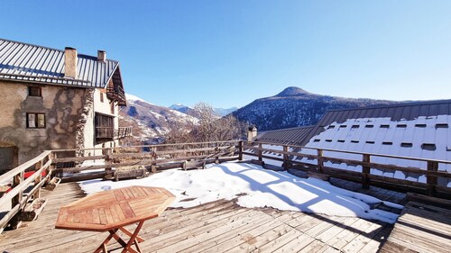 Between ST VERAN AND CEILLAC Beautiful chalet comfort mezzanine fireplace 3Bathrooms 
