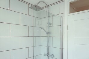 Duschwanne, Haartrockner, Handtücher, Seife