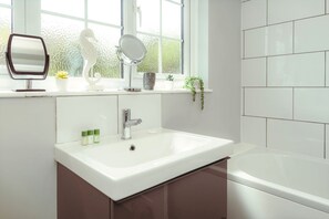 Combined shower/bathtub, hair dryer, towels, soap