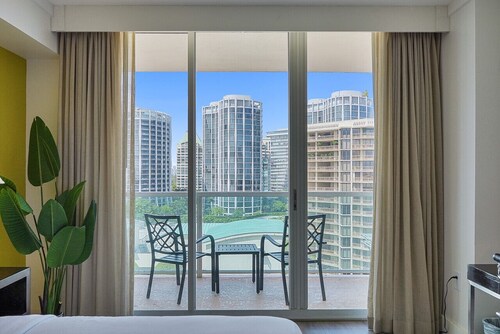 SF Stunning 12th Floor Studio in the Heart of Grove