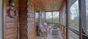 Lovely log cottage by the lake