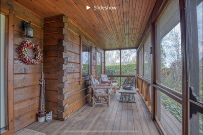 Lovely log cottage by the lake