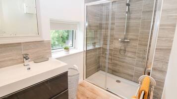 Cottage | Bathroom | Shower