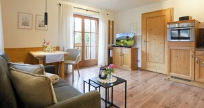 Tv, dvd-afspiller, bordtennisbord