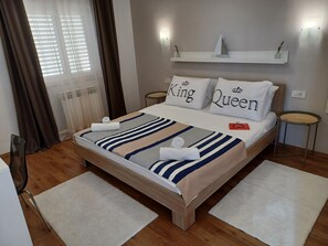 4 bedrooms, in-room safe, desk, iron/ironing board