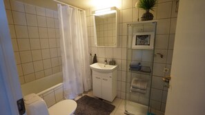 Ensemble douche/baignoire, sèche-cheveux, serviettes fournies, savon