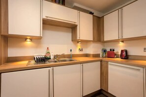 Basic-Apartment, Mehrere Betten | Eigene Küche | Kühlschrank, Mikrowelle, Ofen, Herdplatte