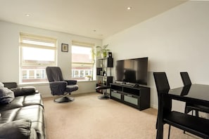 Basic-Apartment, Mehrere Betten | Wohnzimmer | Fernseher