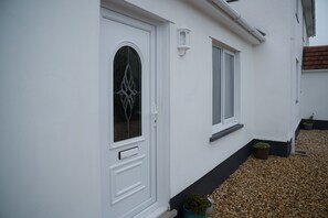 Front of property - Shorelands - 1 Bedroom - Manorbier (Tenby)