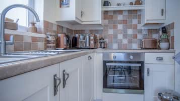 Apartment (1 Bedroom) | Private kitchen | Fridge, microwave, oven, stovetop