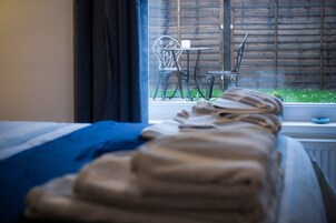 Tabla de planchar con plancha, wifi gratis y ropa de cama 