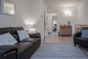 32-inch Smart TV with cable channels, TV - Shorelands - 1 Bedroom - Manorbier (Tenby)