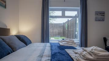 Tabla de planchar con plancha, wifi gratis y ropa de cama