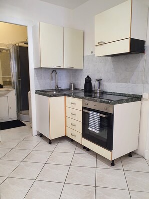 Een koelkast, een microgolfoven, een oven, een kookplaat