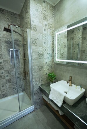 Dusche, Regendusche, kostenlose Toilettenartikel, Haartrockner
