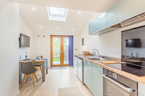 Cottage | Private kitchen | Fridge, microwave, dishwasher, electric kettle - The Belfry (Evesham)