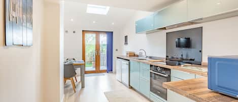 Cottage | Private kitchen | Fridge, dishwasher, electric kettle, toaster