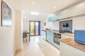 Cottage | Private kitchen | Fridge, microwave, dishwasher, electric kettle - The Belfry (Evesham)